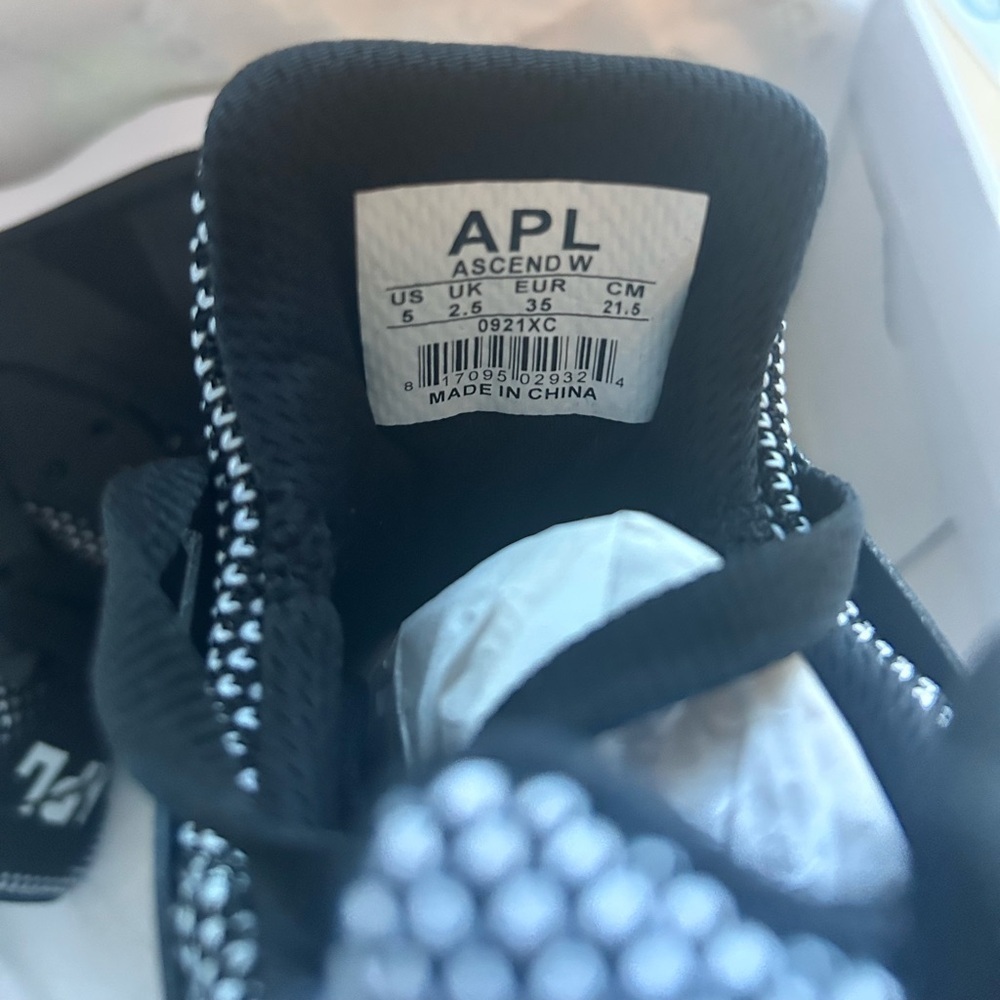 NWT Athletic Propulsion Labs APL Women's Ascend Sneakers- Blsck/ White Size 5 - Picture 5 of 10